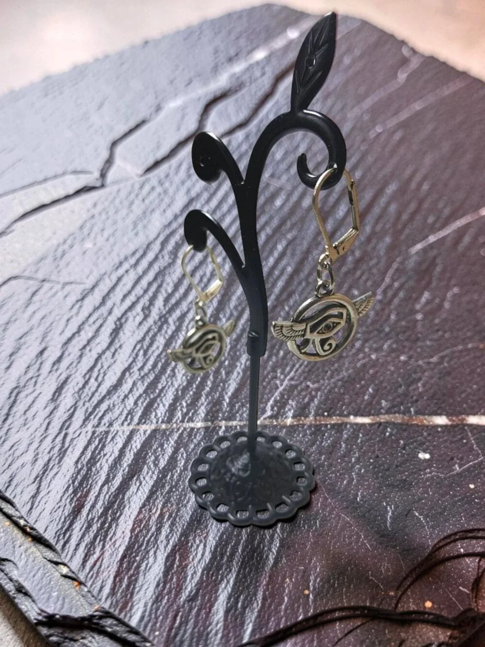 vintage silver tone egyptian eye of horus dangle earrings.